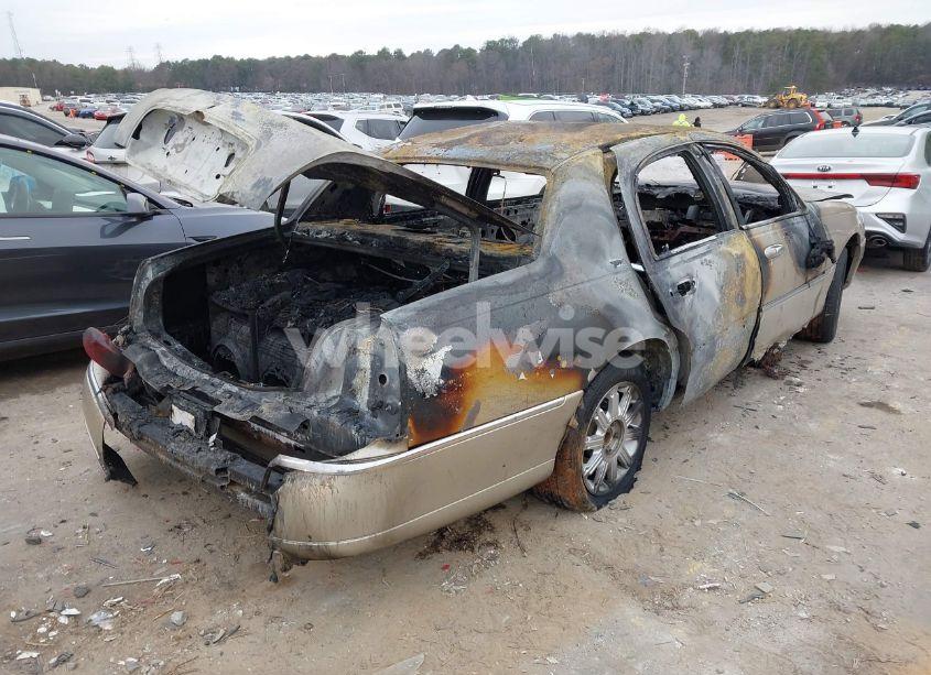 Photo 4 of 2006 Lincoln Town CAR SIGNATURE LIMITED (VIN 1LNHM82VX6Y619029)