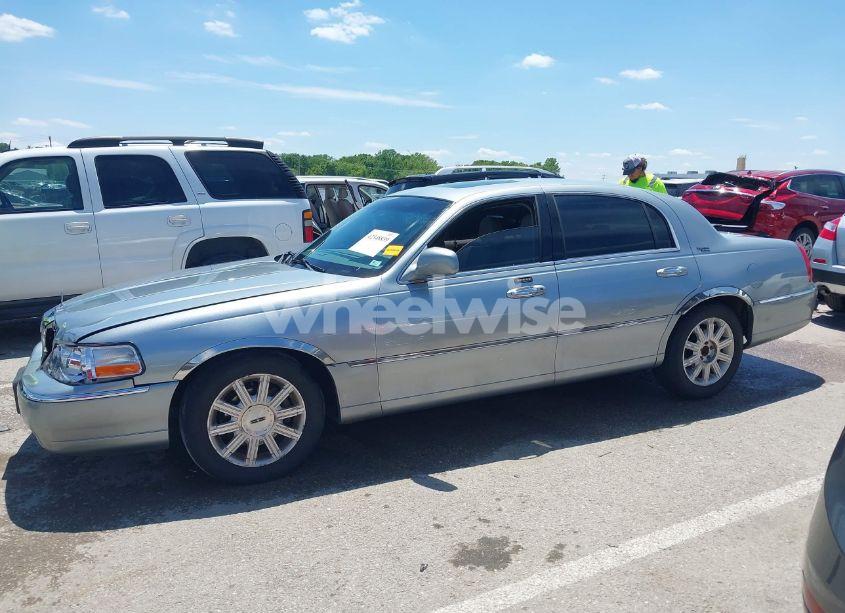 Photo 14 of 2006 Lincoln Town CAR SIGNATURE LIMITED (VIN 1LNHM82VX6Y625932)