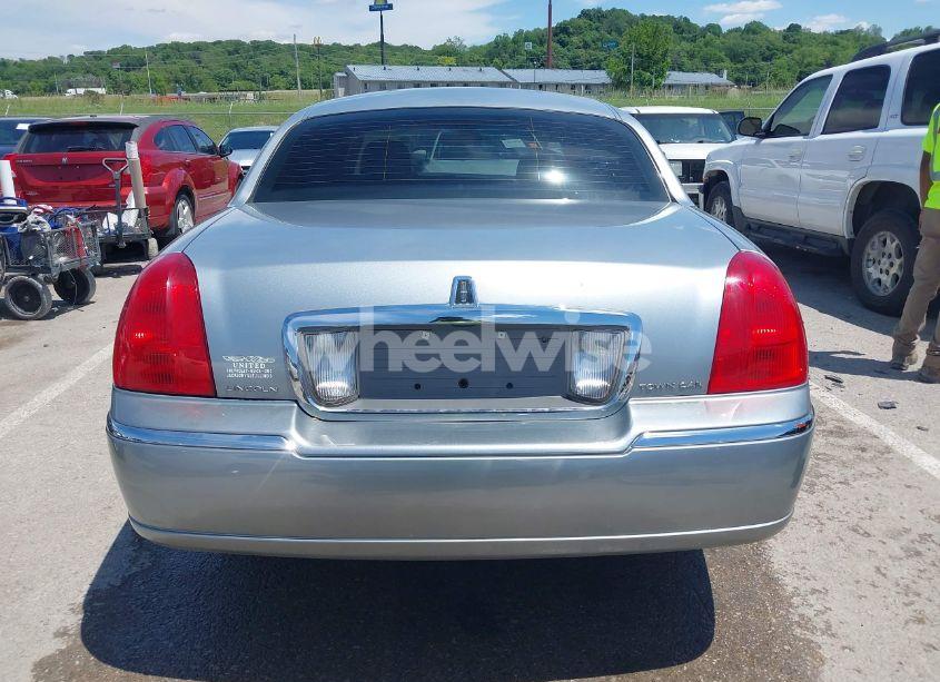 Photo 16 of 2006 Lincoln Town CAR SIGNATURE LIMITED (VIN 1LNHM82VX6Y625932)