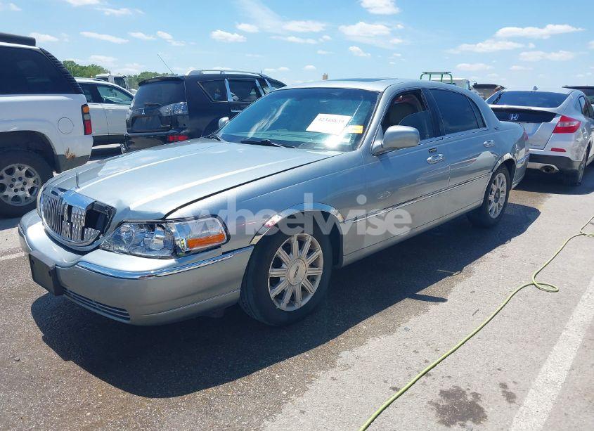 Photo 2 of 2006 Lincoln Town CAR SIGNATURE LIMITED (VIN 1LNHM82VX6Y625932)
