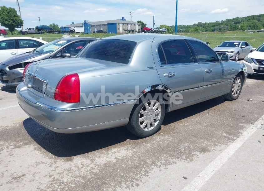 Photo 4 of 2006 Lincoln Town CAR SIGNATURE LIMITED (VIN 1LNHM82VX6Y625932)