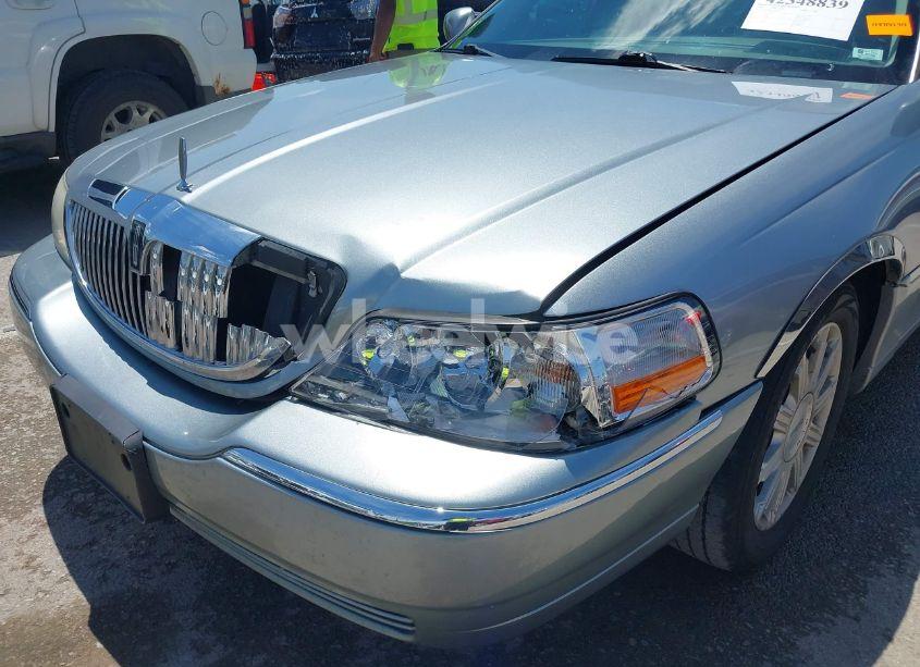 Photo 6 of 2006 Lincoln Town CAR SIGNATURE LIMITED (VIN 1LNHM82VX6Y625932)