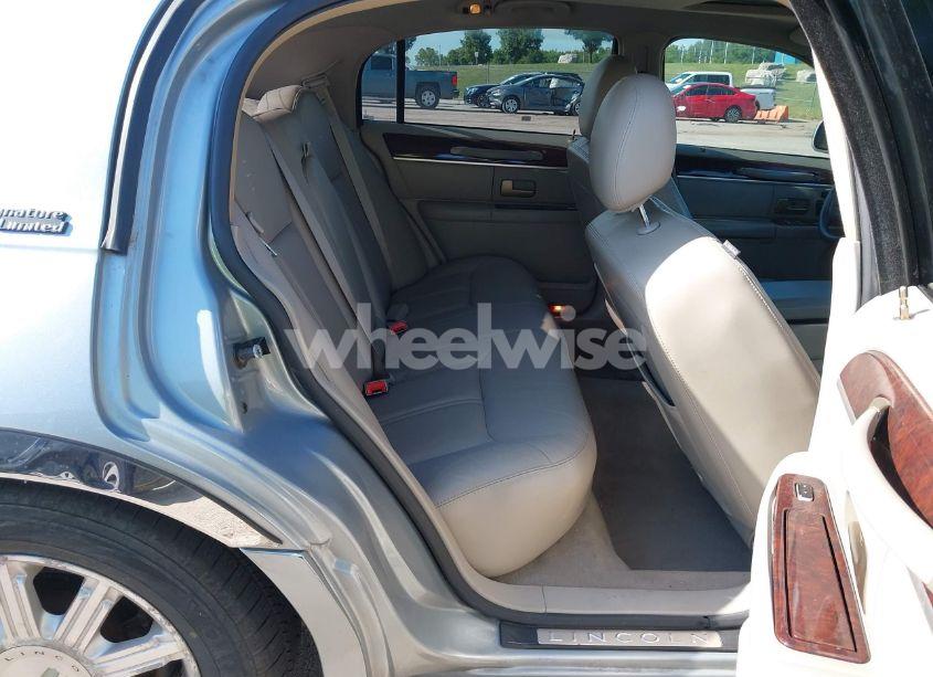 Photo 8 of 2006 Lincoln Town CAR SIGNATURE LIMITED (VIN 1LNHM82VX6Y625932)