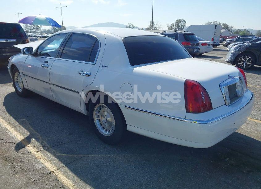 Photo 3 of 2001 Lincoln Town CAR SIGNATURE (VIN 1LNHM82W01Y712594)