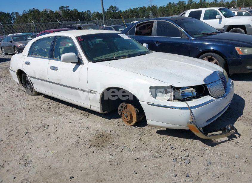 2002 Lincoln Town CAR SIGNATURE (VIN 1LNHM82W02Y655024) main photo