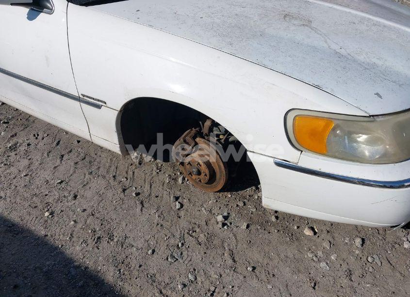 Photo 12 of 2002 Lincoln Town CAR SIGNATURE (VIN 1LNHM82W02Y655024)