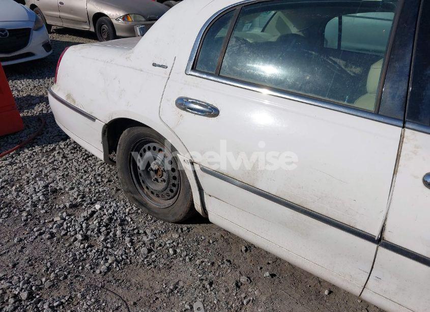 Photo 13 of 2002 Lincoln Town CAR SIGNATURE (VIN 1LNHM82W02Y655024)