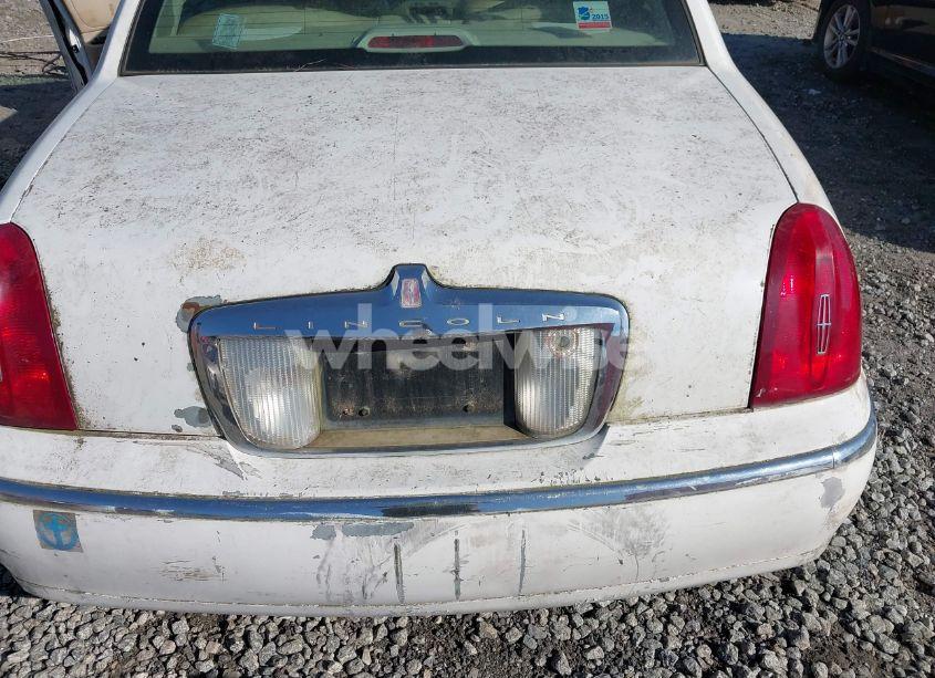 Photo 14 of 2002 Lincoln Town CAR SIGNATURE (VIN 1LNHM82W02Y655024)