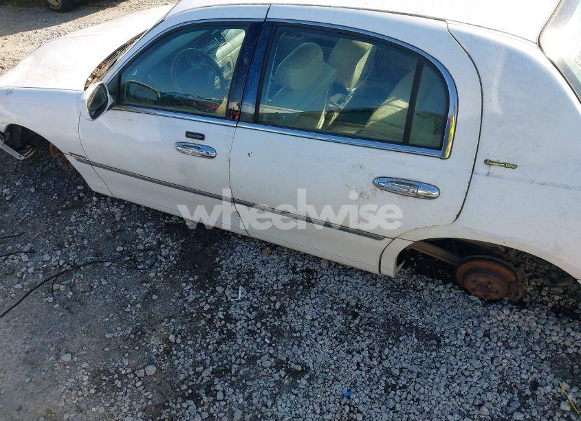 Photo 15 of 2002 Lincoln Town CAR SIGNATURE (VIN 1LNHM82W02Y655024)