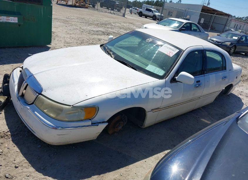 Photo 2 of 2002 Lincoln Town CAR SIGNATURE (VIN 1LNHM82W02Y655024)