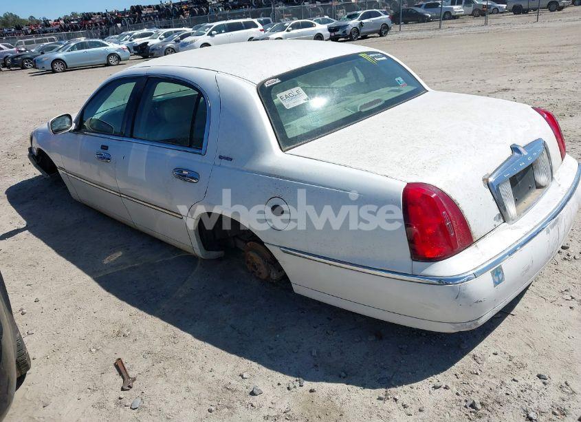 Photo 3 of 2002 Lincoln Town CAR SIGNATURE (VIN 1LNHM82W02Y655024)