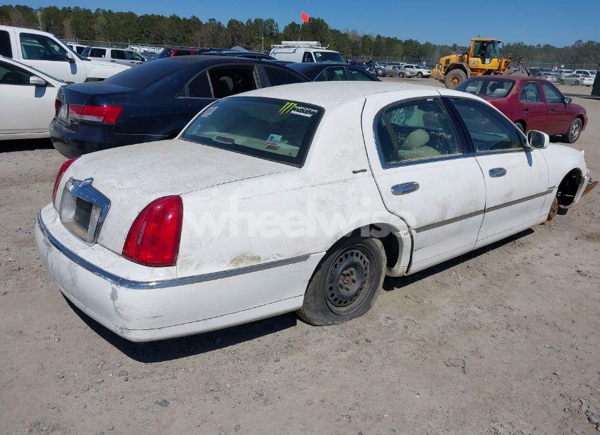 Photo 4 of 2002 Lincoln Town CAR SIGNATURE (VIN 1LNHM82W02Y655024)
