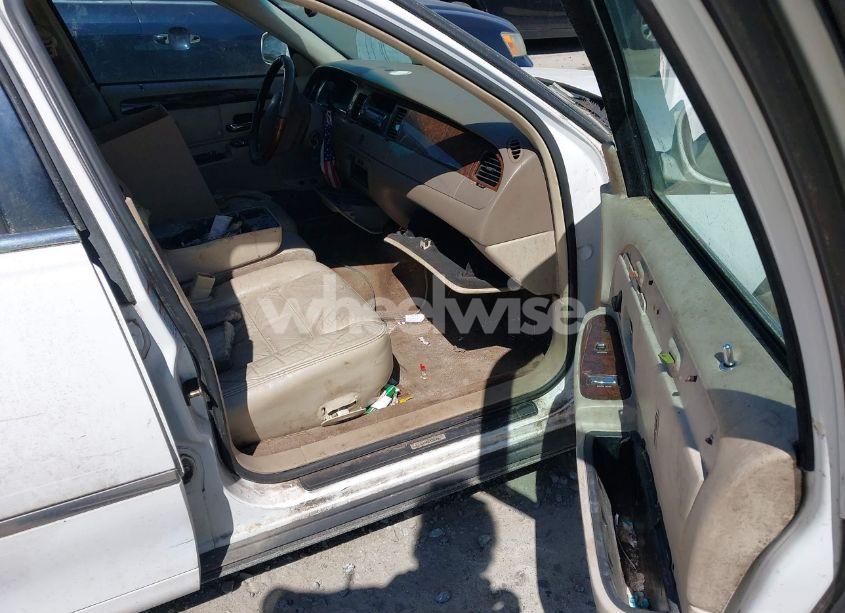 Photo 5 of 2002 Lincoln Town CAR SIGNATURE (VIN 1LNHM82W02Y655024)