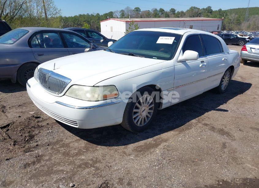 Photo 2 of 2005 Lincoln Town CAR SIGNATURE LIMITED (VIN 1LNHM82W05Y621931)