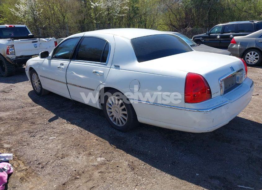 Photo 3 of 2005 Lincoln Town CAR SIGNATURE LIMITED (VIN 1LNHM82W05Y621931)