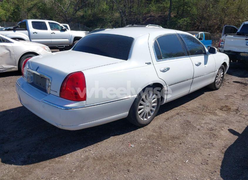 Photo 4 of 2005 Lincoln Town CAR SIGNATURE LIMITED (VIN 1LNHM82W05Y621931)
