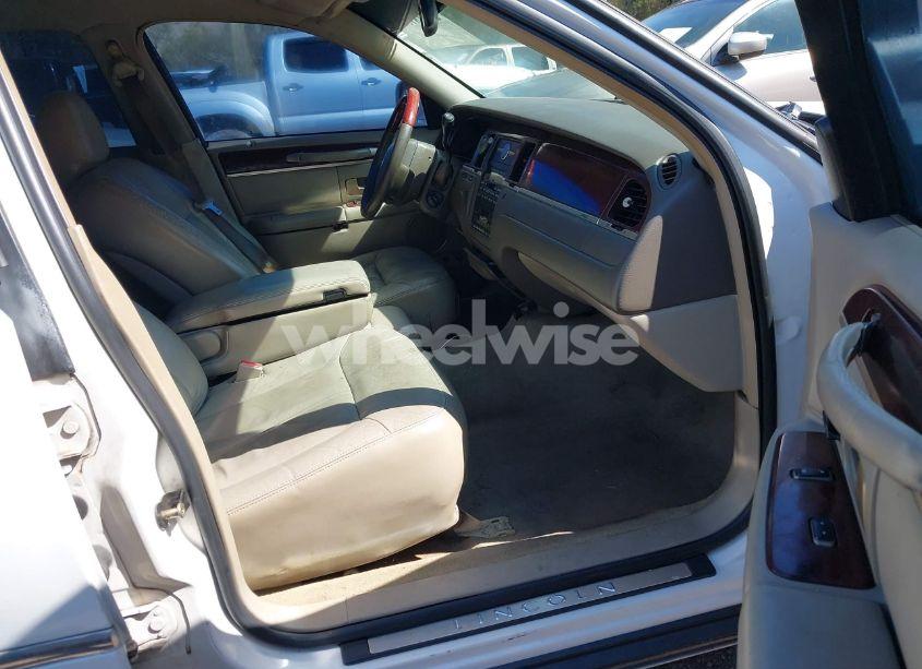 Photo 5 of 2005 Lincoln Town CAR SIGNATURE LIMITED (VIN 1LNHM82W05Y621931)