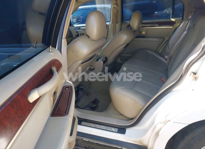 Photo 8 of 2005 Lincoln Town CAR SIGNATURE LIMITED (VIN 1LNHM82W05Y621931)