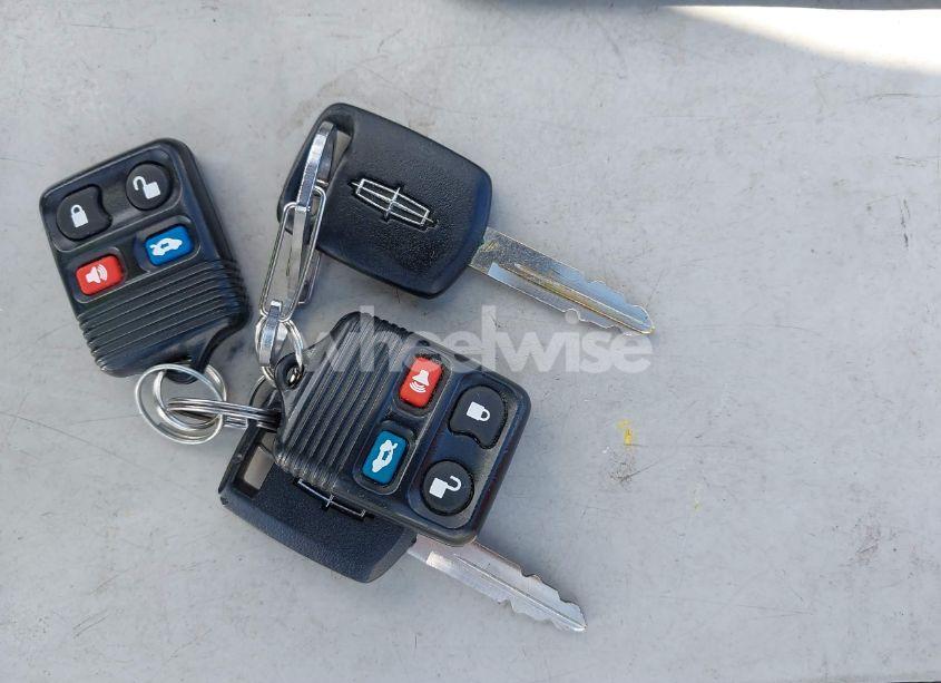 Photo 11 of 2005 Lincoln Town CAR SIGNATURE LIMITED (VIN 1LNHM82W05Y664360)