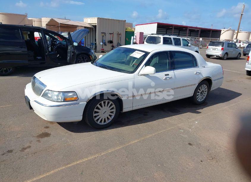 Photo 2 of 2005 Lincoln Town CAR SIGNATURE LIMITED (VIN 1LNHM82W05Y664360)