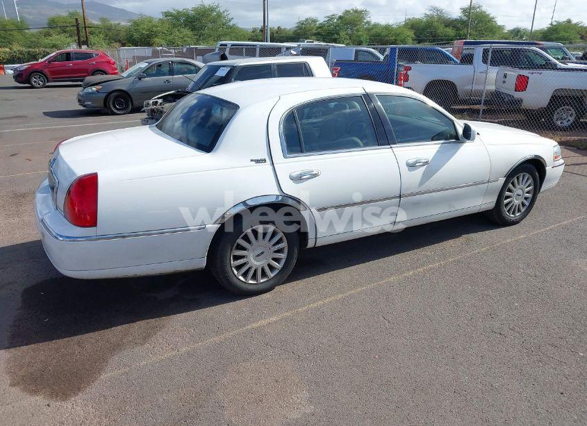 Photo 4 of 2005 Lincoln Town CAR SIGNATURE LIMITED (VIN 1LNHM82W05Y664360)
