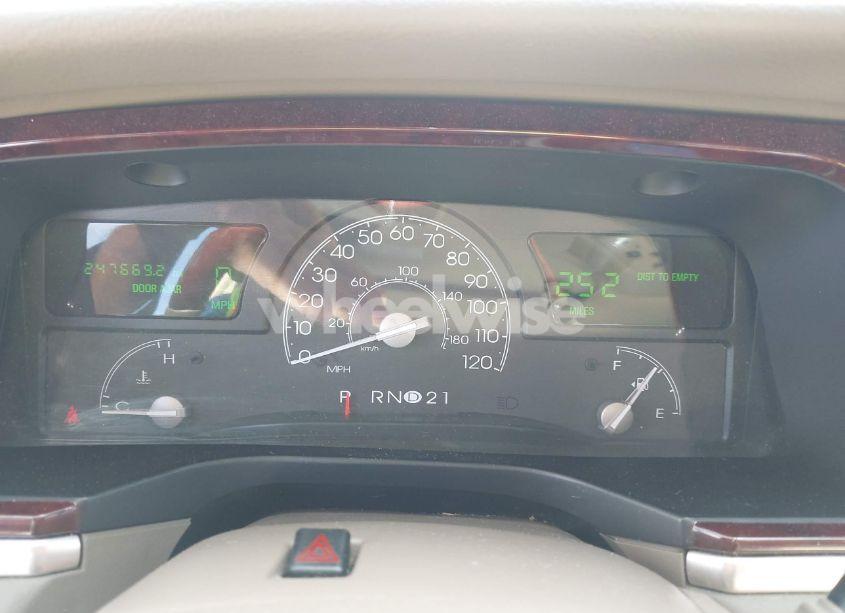 Photo 7 of 2005 Lincoln Town CAR SIGNATURE LIMITED (VIN 1LNHM82W05Y664360)