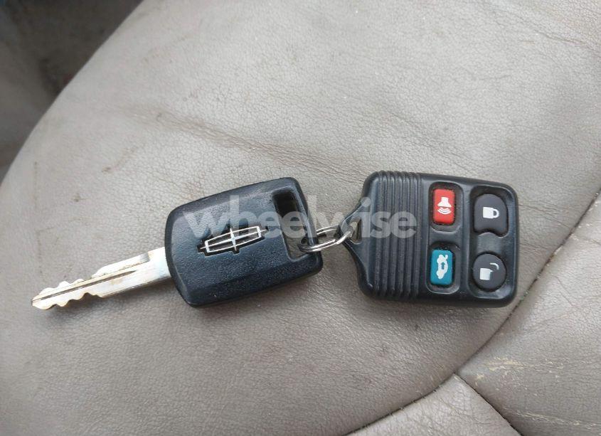 Photo 11 of 2005 Lincoln Town CAR SIGNATURE LIMITED (VIN 1LNHM82W05Y664410)