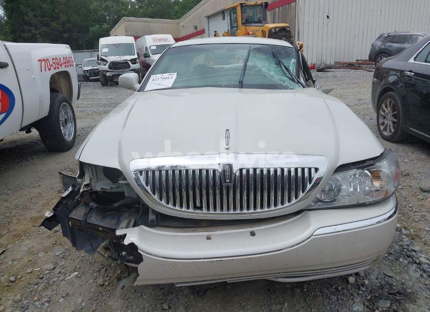 Photo 12 of 2005 Lincoln Town CAR SIGNATURE LIMITED (VIN 1LNHM82W05Y664410)