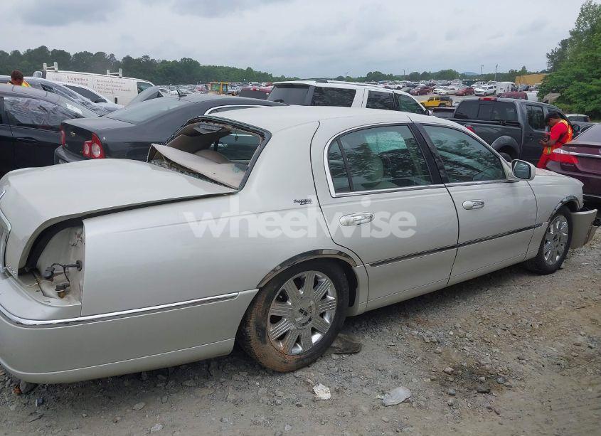 Photo 13 of 2005 Lincoln Town CAR SIGNATURE LIMITED (VIN 1LNHM82W05Y664410)