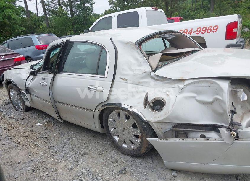 Photo 14 of 2005 Lincoln Town CAR SIGNATURE LIMITED (VIN 1LNHM82W05Y664410)