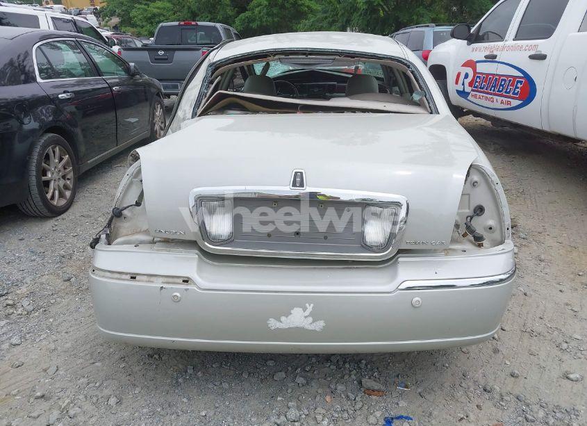 Photo 16 of 2005 Lincoln Town CAR SIGNATURE LIMITED (VIN 1LNHM82W05Y664410)