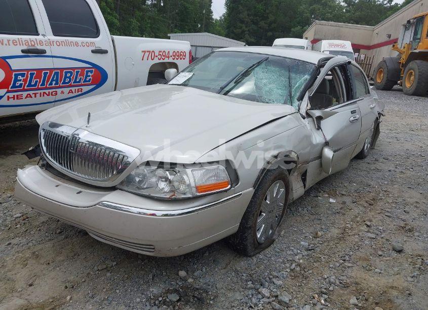 Photo 2 of 2005 Lincoln Town CAR SIGNATURE LIMITED (VIN 1LNHM82W05Y664410)