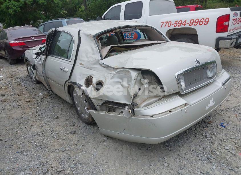 Photo 3 of 2005 Lincoln Town CAR SIGNATURE LIMITED (VIN 1LNHM82W05Y664410)