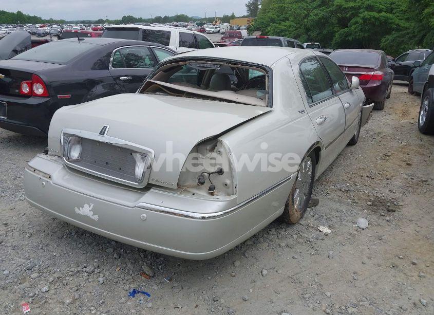 Photo 4 of 2005 Lincoln Town CAR SIGNATURE LIMITED (VIN 1LNHM82W05Y664410)