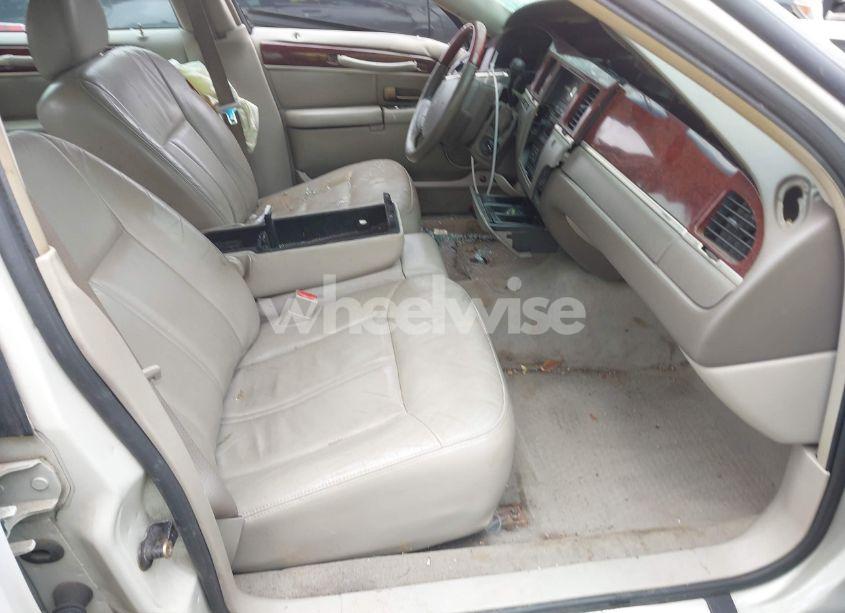 Photo 5 of 2005 Lincoln Town CAR SIGNATURE LIMITED (VIN 1LNHM82W05Y664410)