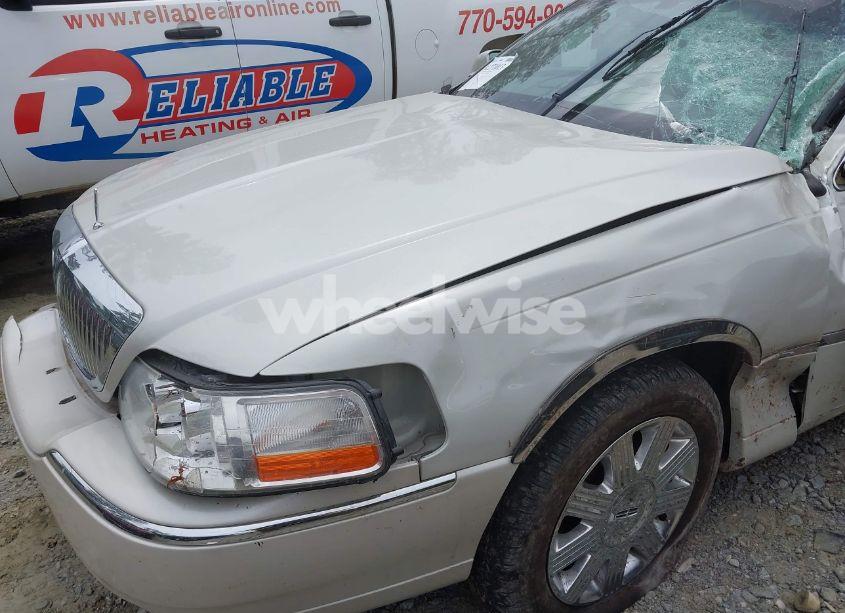 Photo 6 of 2005 Lincoln Town CAR SIGNATURE LIMITED (VIN 1LNHM82W05Y664410)