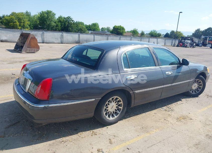 Photo 4 of 2000 Lincoln Town CAR SIGNATURE (VIN 1LNHM82W0YY914457)