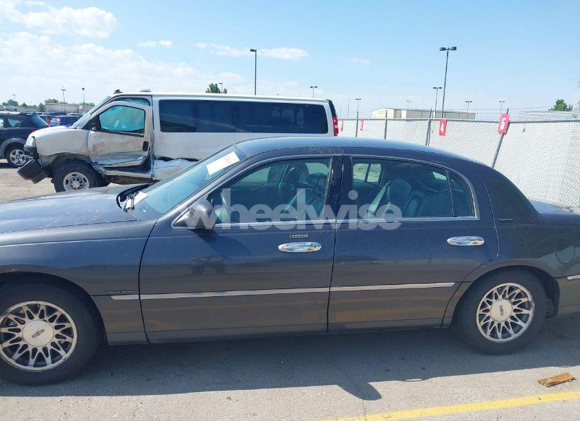 Photo 6 of 2000 Lincoln Town CAR SIGNATURE (VIN 1LNHM82W0YY914457)
