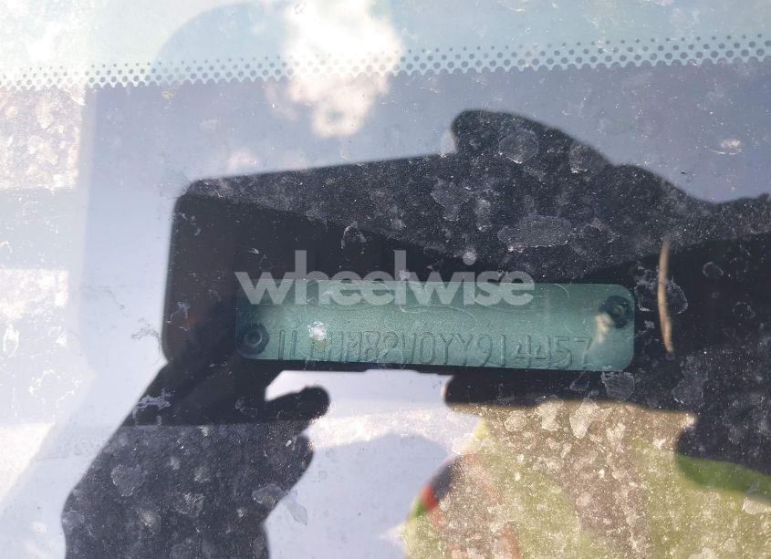 Photo 9 of 2000 Lincoln Town CAR SIGNATURE (VIN 1LNHM82W0YY914457)