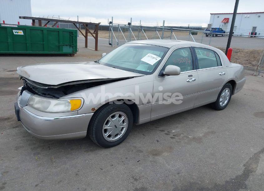 Photo 2 of 2000 Lincoln Town CAR SIGNATURE (VIN 1LNHM82W0YY929329)