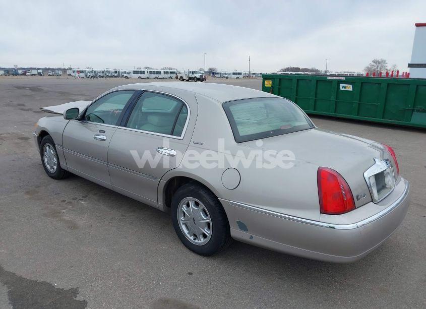 Photo 3 of 2000 Lincoln Town CAR SIGNATURE (VIN 1LNHM82W0YY929329)