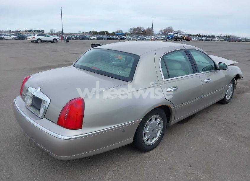 Photo 4 of 2000 Lincoln Town CAR SIGNATURE (VIN 1LNHM82W0YY929329)