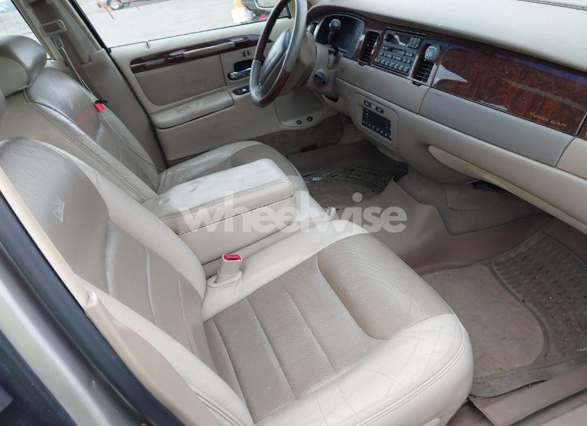 Photo 5 of 2000 Lincoln Town CAR SIGNATURE (VIN 1LNHM82W0YY929329)