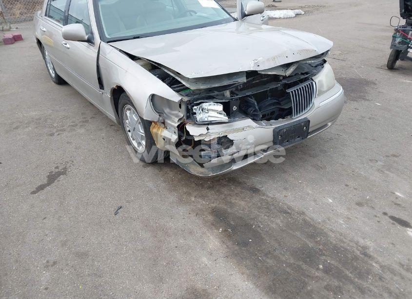 Photo 6 of 2000 Lincoln Town CAR SIGNATURE (VIN 1LNHM82W0YY929329)