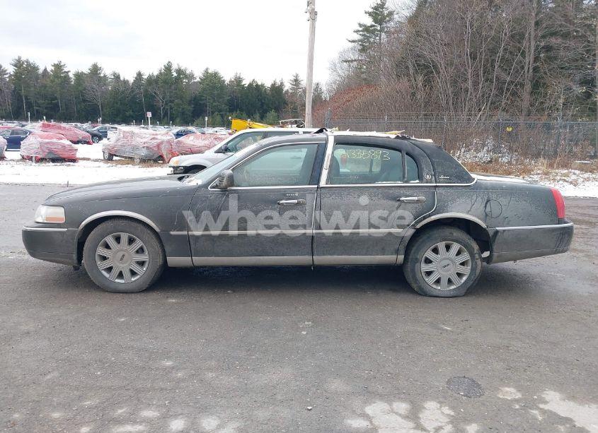 Photo 12 of 2005 Lincoln Town CAR SIGNATURE LIMITED (VIN 1LNHM82W15Y613269)