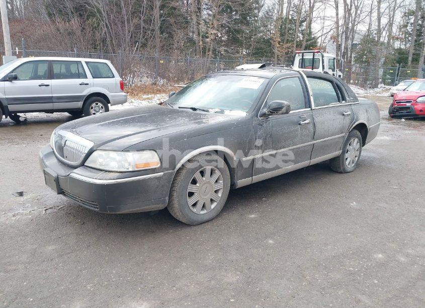 Photo 2 of 2005 Lincoln Town CAR SIGNATURE LIMITED (VIN 1LNHM82W15Y613269)