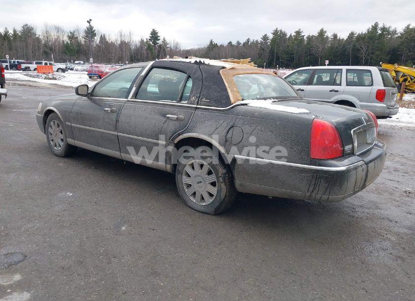 Photo 3 of 2005 Lincoln Town CAR SIGNATURE LIMITED (VIN 1LNHM82W15Y613269)