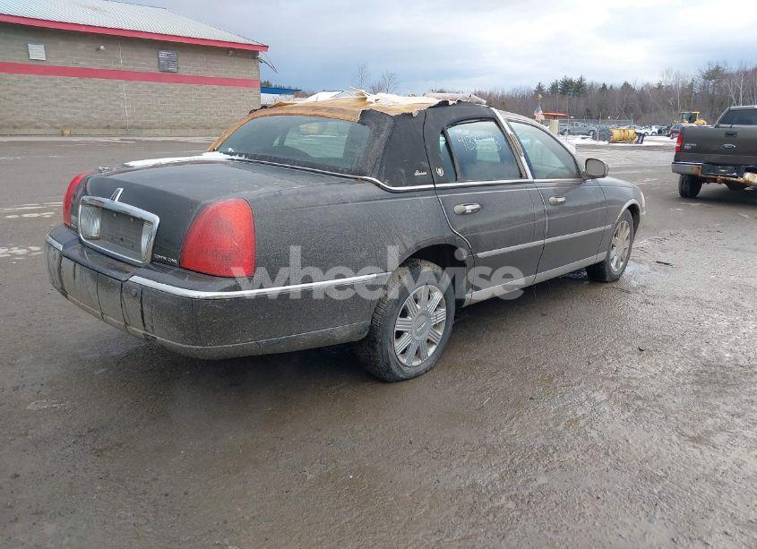 Photo 4 of 2005 Lincoln Town CAR SIGNATURE LIMITED (VIN 1LNHM82W15Y613269)