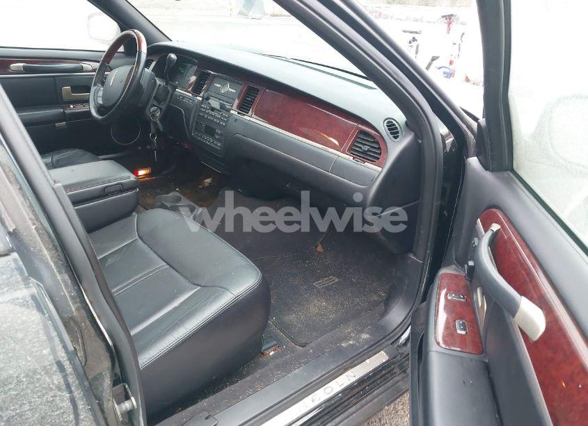 Photo 5 of 2005 Lincoln Town CAR SIGNATURE LIMITED (VIN 1LNHM82W15Y613269)