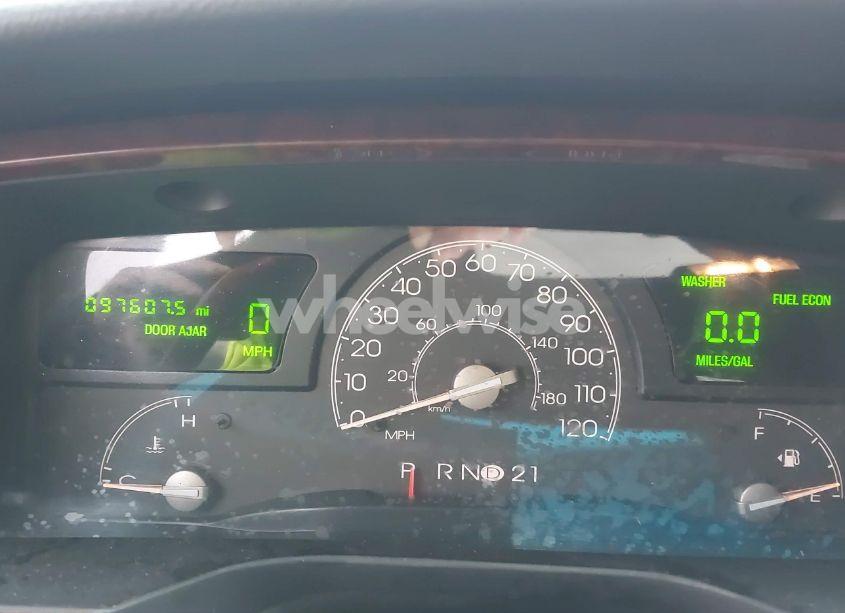 Photo 7 of 2005 Lincoln Town CAR SIGNATURE LIMITED (VIN 1LNHM82W15Y613269)